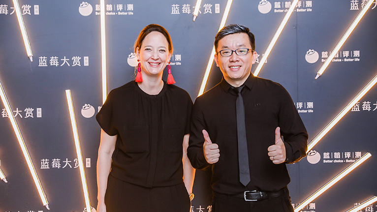 TRAVEL EASY Operating Director Sandra Servos and Qyer CEO Yi Xiao