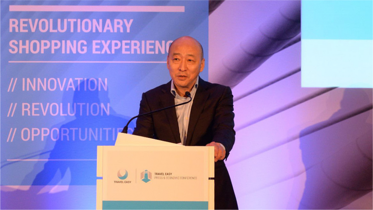 Feng Bin, the president of UTour Group, gave a speech at the press and economic conference