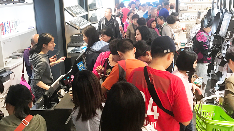 TAX FREE EASY Work together Alipay set off shopping craze